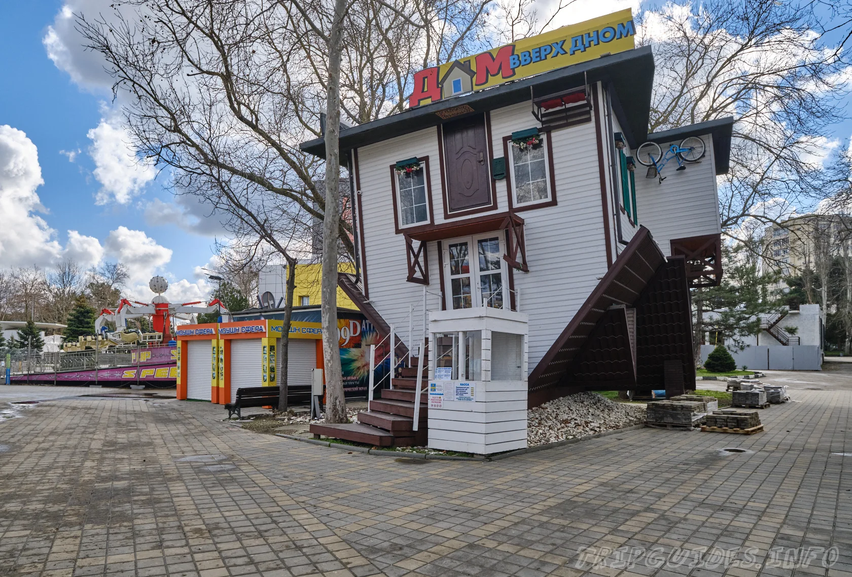 Фото - Дом Вверх дном в Анапе